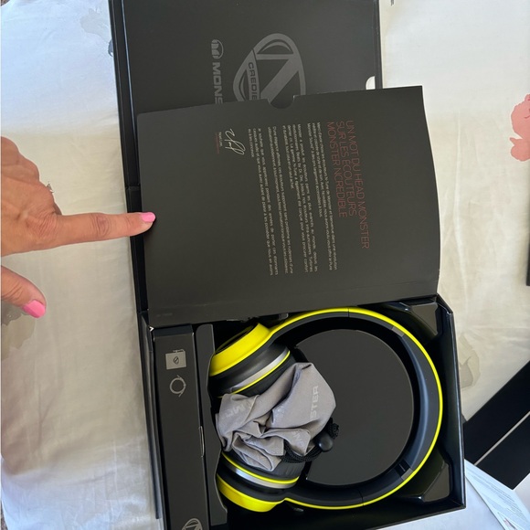 N-Tune Headphones-New in Box - Picture 4 of 4